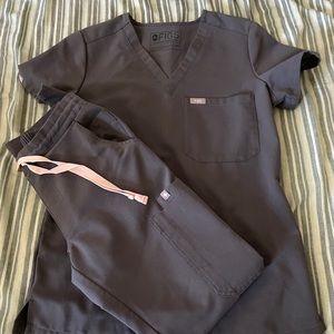 FIGs Charcoal scrub set